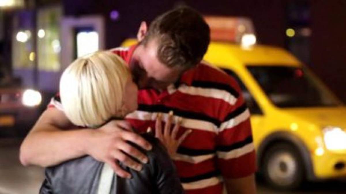 El indigente guapo que conquista mujeres para no dormir en la calle