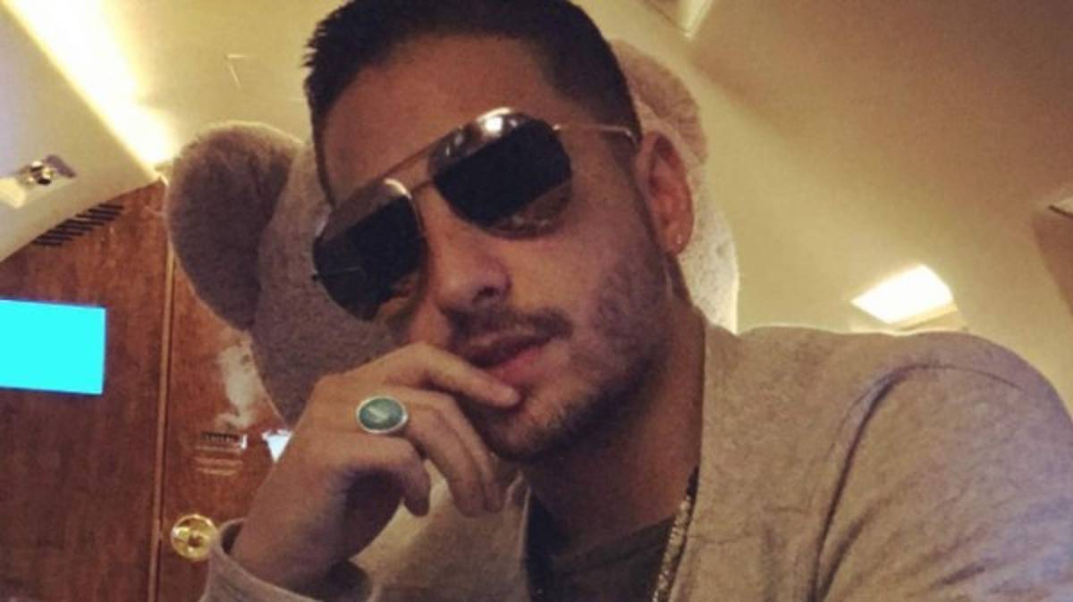 Video: Maluma besa sensualmente a una fanática durante concierto en Puerto Rico