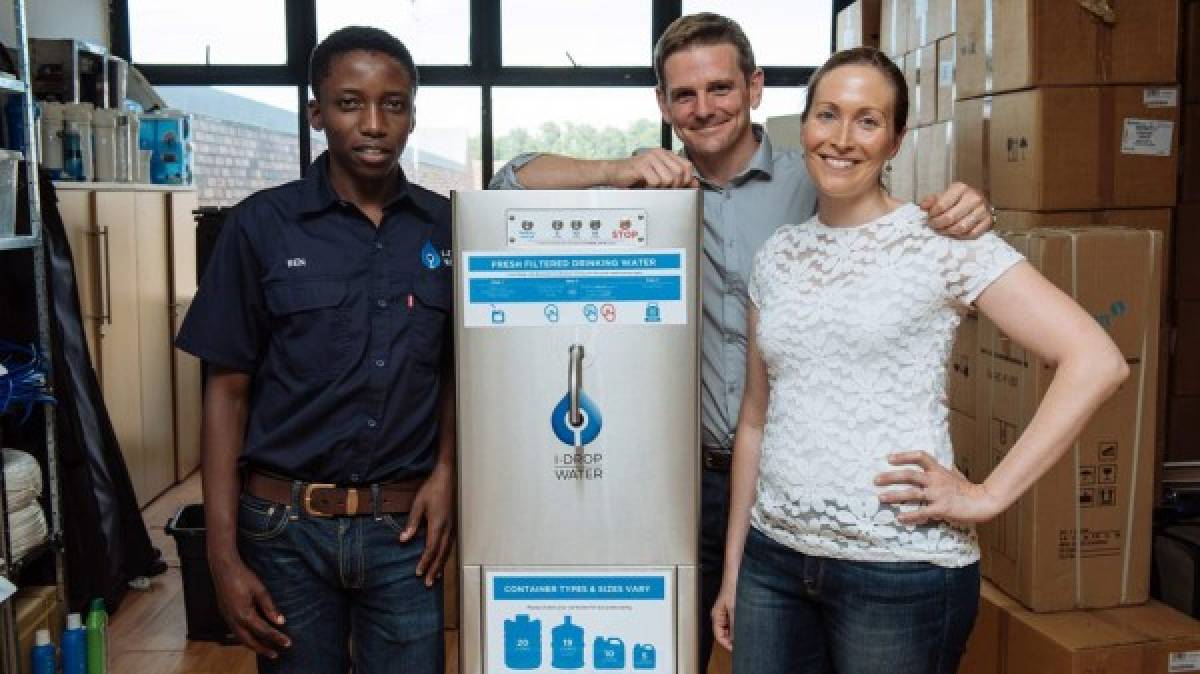 I-Drop Water hace su aparición proporcionando agua purificada a los sudafricanos