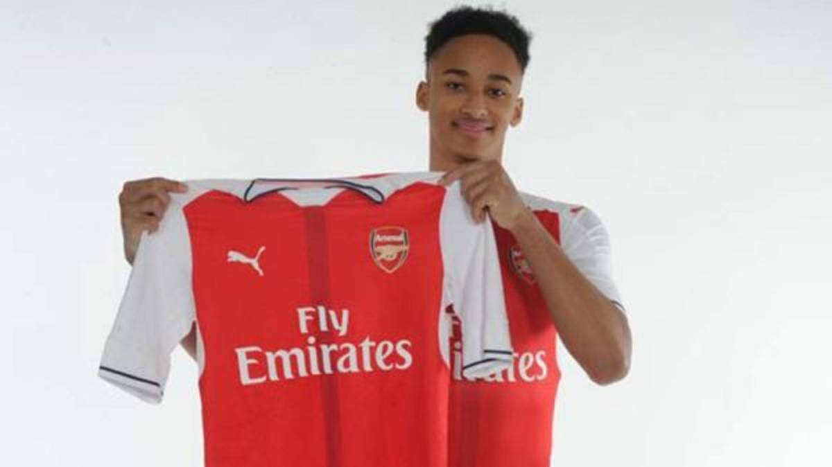 Cohen Bramall muestra orgulloso la camisa del Arsenal, su nuevo equipo (Foto: Agencias / El Heraldo Honduras / Deportes El Heraldo / El Heraldo Deportes)