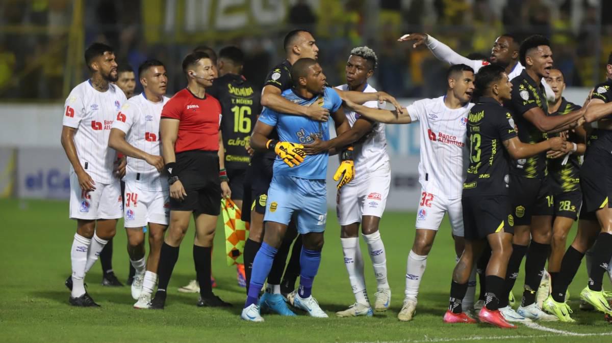 ¡Marcos Montiel inció todo! El agarrón entre jugadores de Real España y Olimpia en el clásico