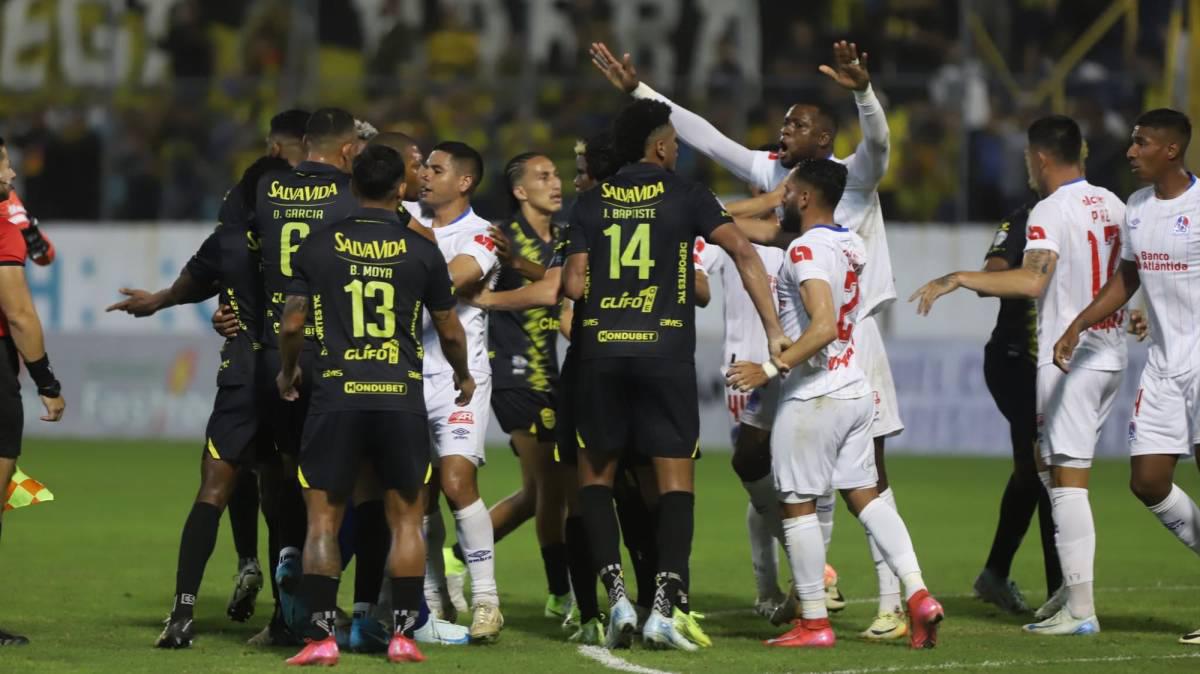 ¡Marcos Montiel inció todo! El agarrón entre jugadores de Real España y Olimpia en el clásico