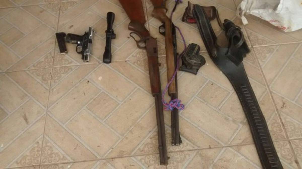 Armas y lanchas incautan en allanamientos en Iriona, Colón