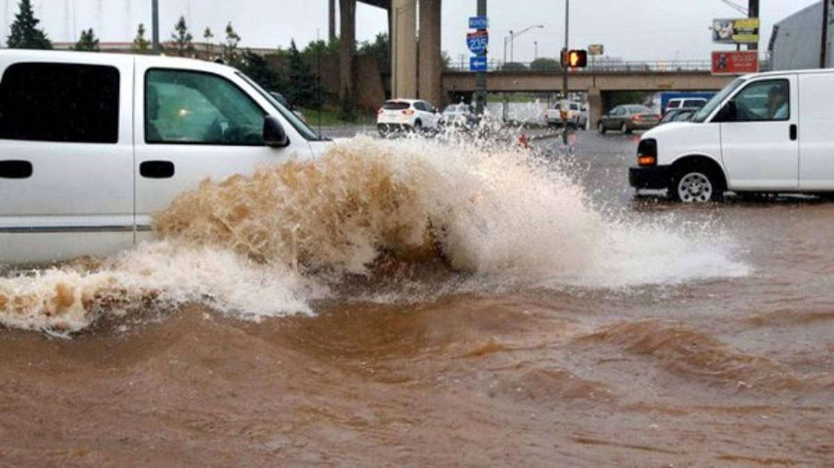 Casas inundadas en Texas y Oklahoma; un bombero muere