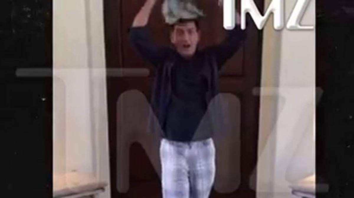Charlie Sheen cambió las reglas del Ice Bucket Challenge