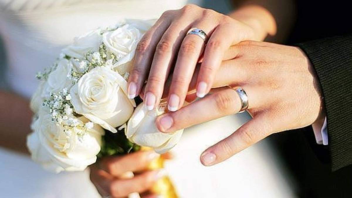 Matrimonio abre regalo nueve años después y lo que contenía se hizo viral