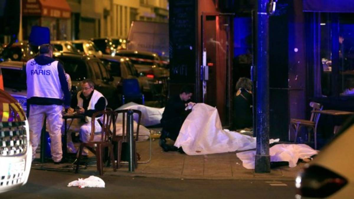 Al menos 150 muertos en ataques terroristas en París, Francia  
