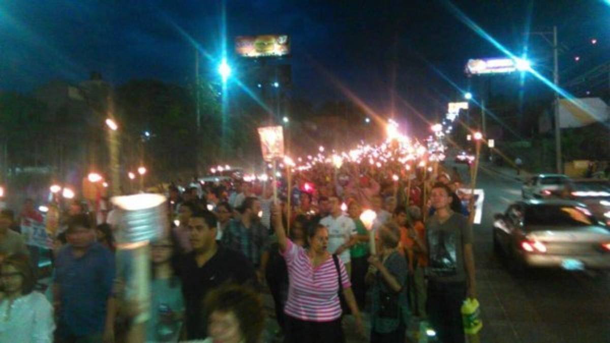 Marcha de antorchas contra saqueadores de IHSS