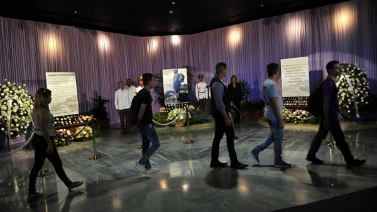 Masivo tributo a Fidel Castro en su amada plaza de la Revolución