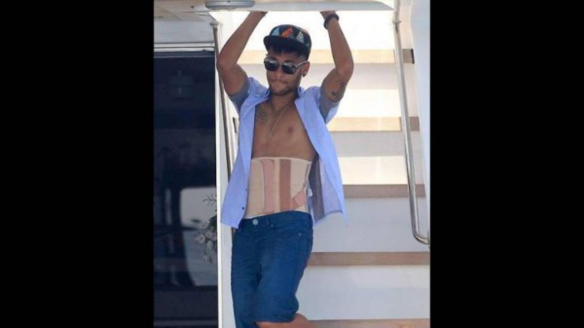  Neymar, con corsé en las playas de España   