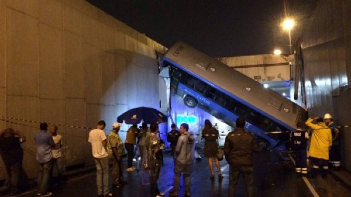 Cayó autobús por un viaducto y dejó al menos 30 heridos