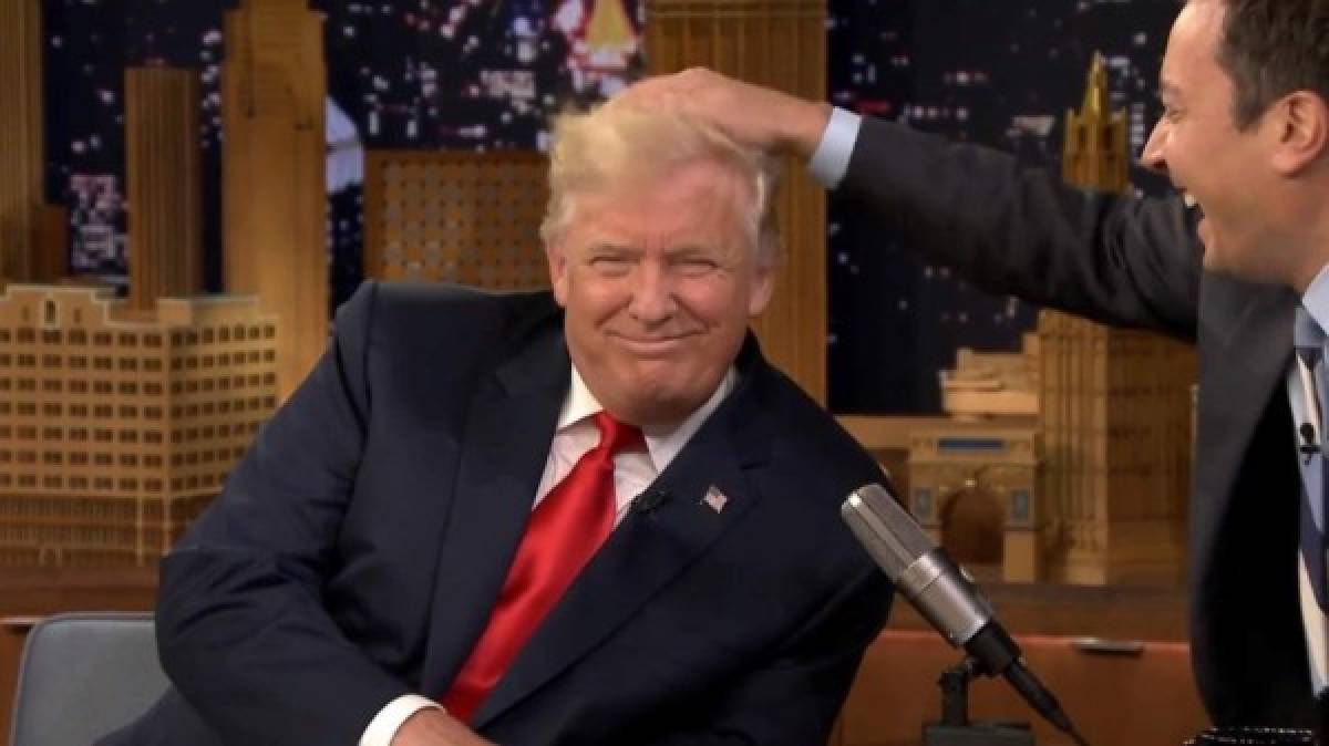 Trump bromea sobre su calvicie