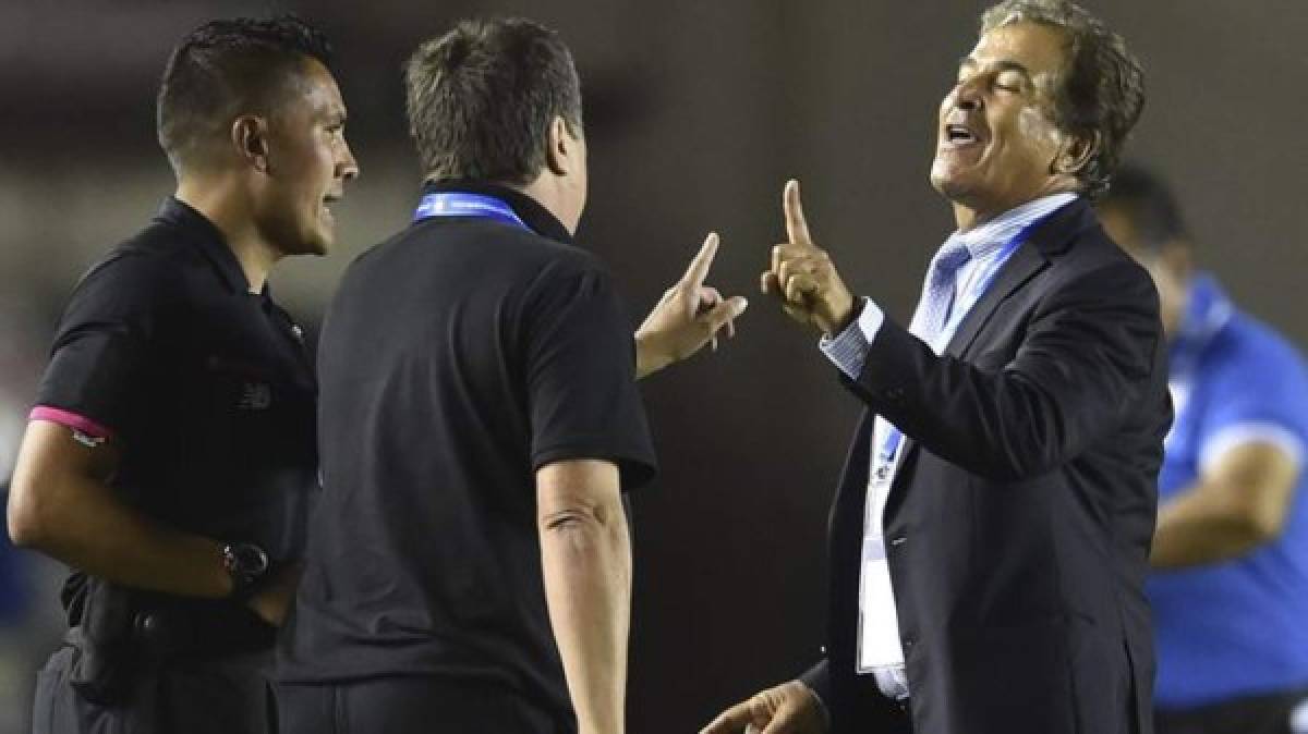 Ambos entrenadores tuvieron una fuerte pelea durante la Copa Uncaf 2017, en la que Honduras se coronó como campeón. (Foto: Agencias/ AFP)