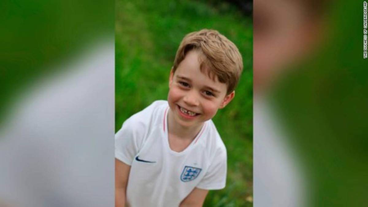 George es actualmente el tercero en la fila al trono británico, detrás de su padre y su abuelo, el príncipe Carlos, príncipe de Gales.