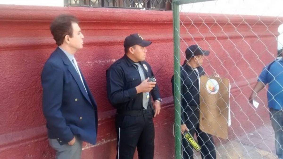 Impiden 'por un rato' el ingreso al Legislativo a Nasralla