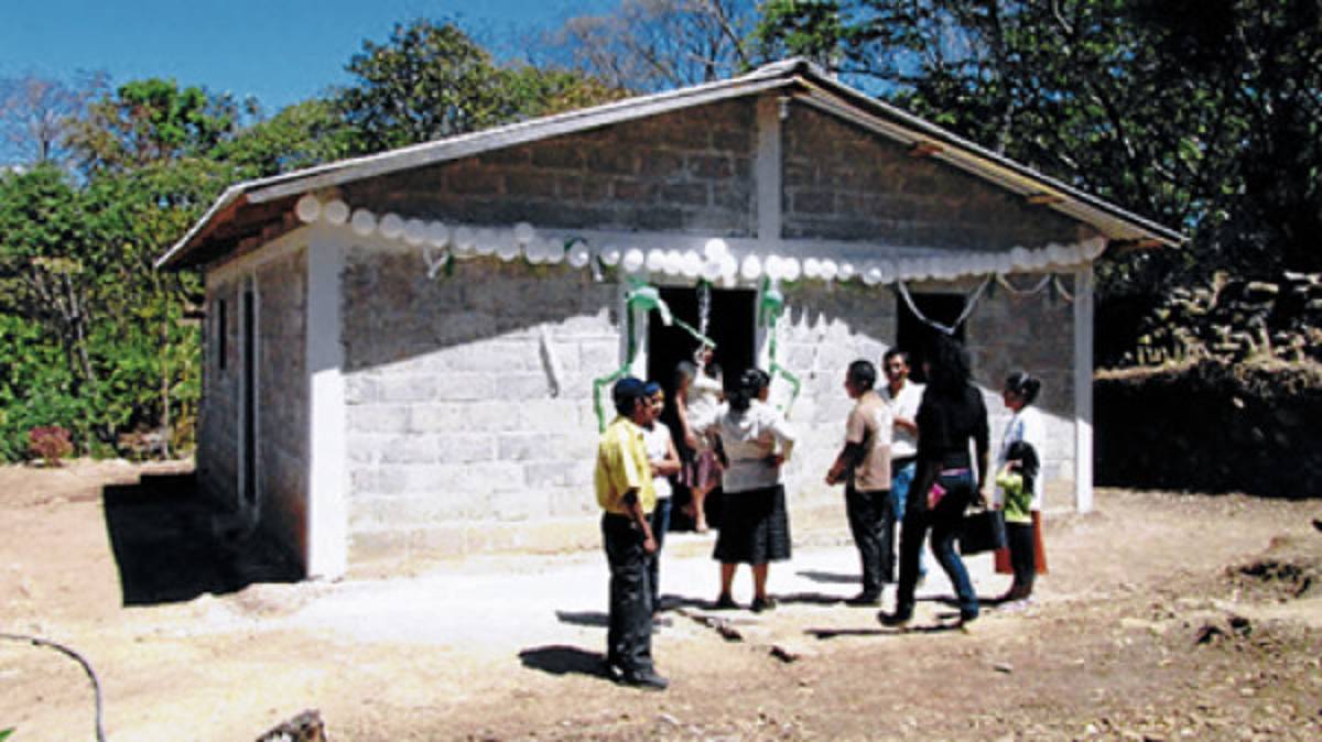 Construyen vivienda a familias pobres