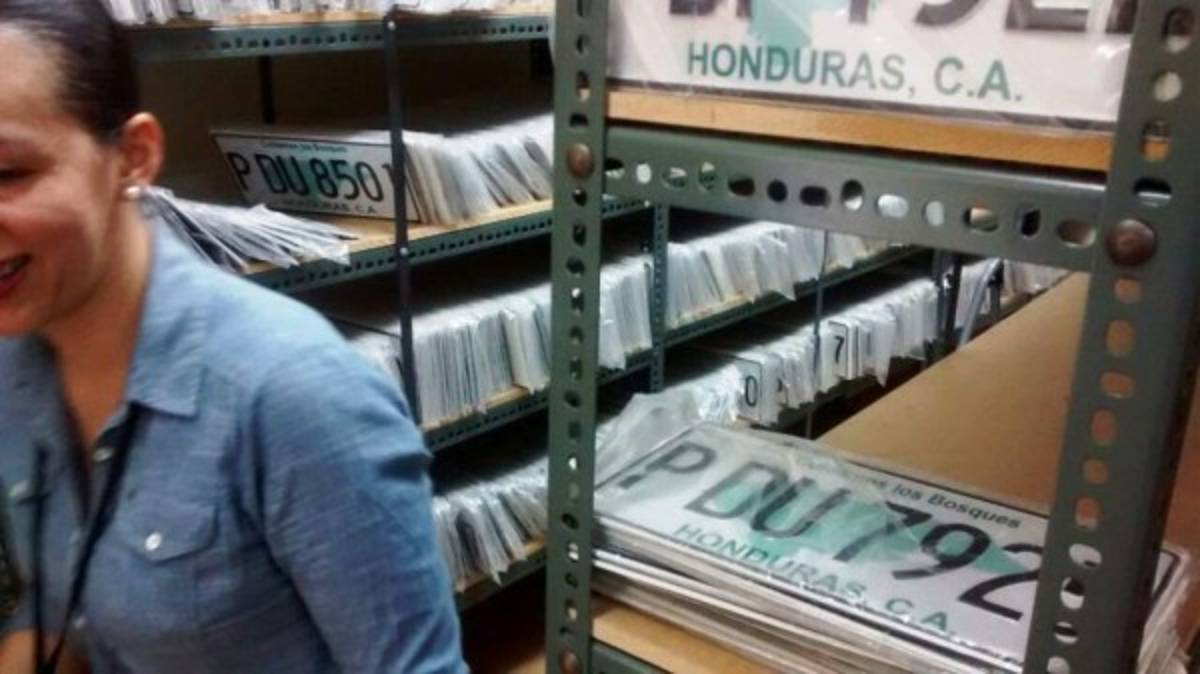 Abarrotadas oficinas del Registro Vehicular