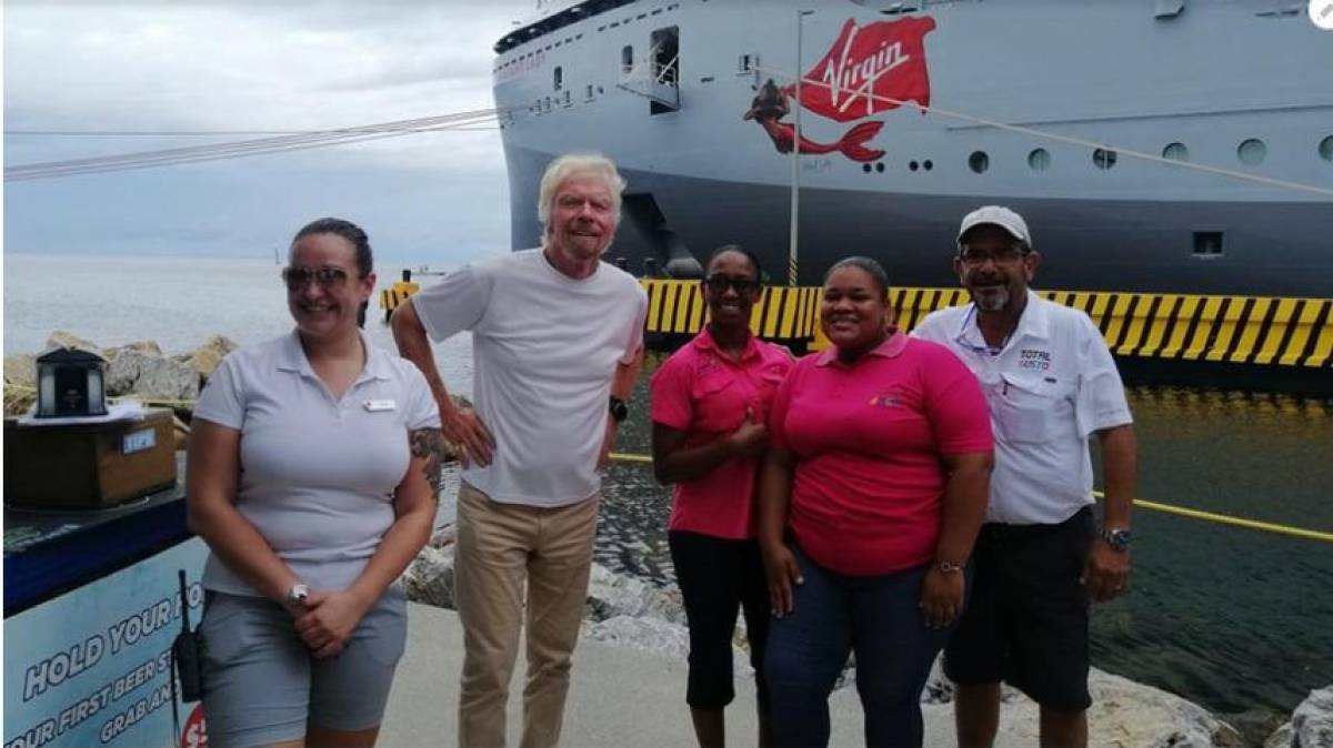 El multimillonario <a rel=nofollow noopener noreferrer href=https://www.elheraldo.hn/fotogalerias/quien-es-richard-branson-multimillonario-viajo-espacio-avion-JWEH1477097 target=_blank>Richard Branson</a> durante su visita a Roatán.