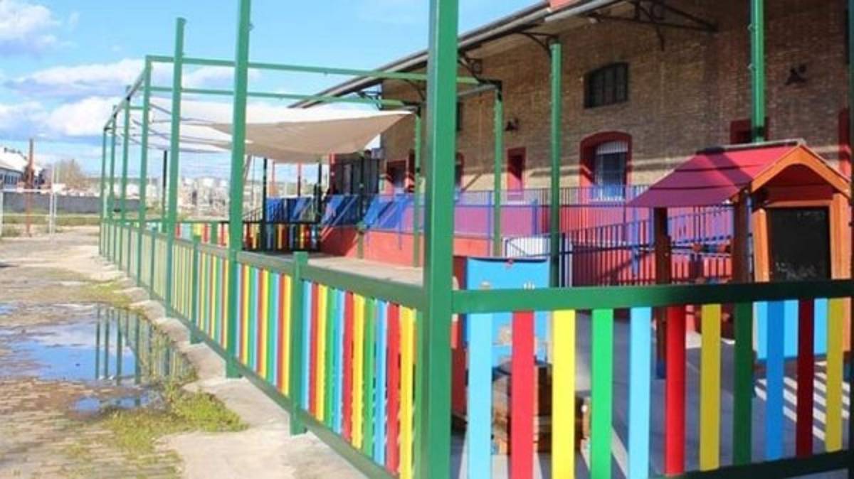 Dos niños cavan un túnel y escapan de guardería para ir a comprar un vehículo