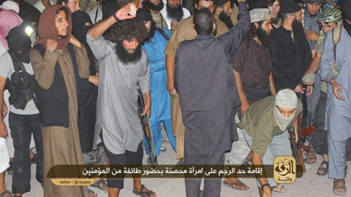  Terroristas del Estado Islámico lapidaron a una mujer en Siria