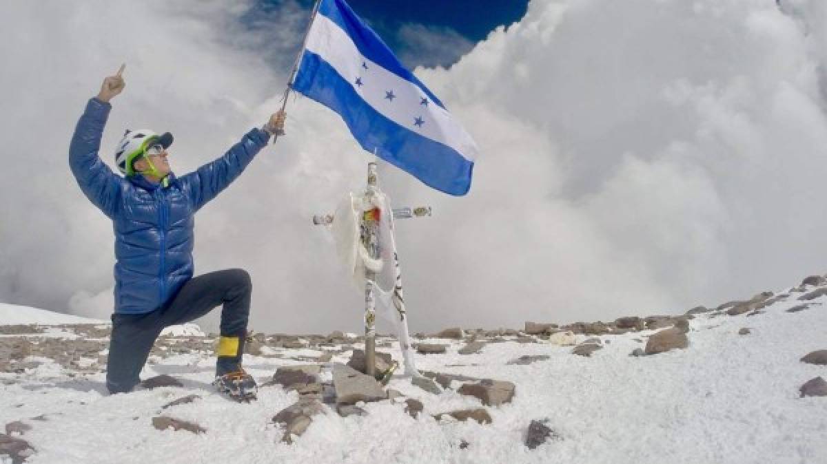 Alpinista hondureño escala la montaña más alta de América ubicada en Argentina