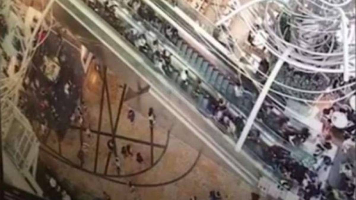 Las gradas tuvieron un desperfecto mécanico y comenzó a expulsar nuevaente a las personas.