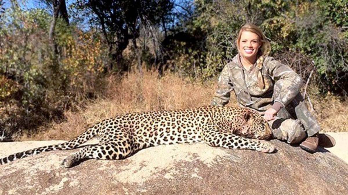 Una joven cazadora horroriza en Facebook con imágenes de sus 'trofeos'