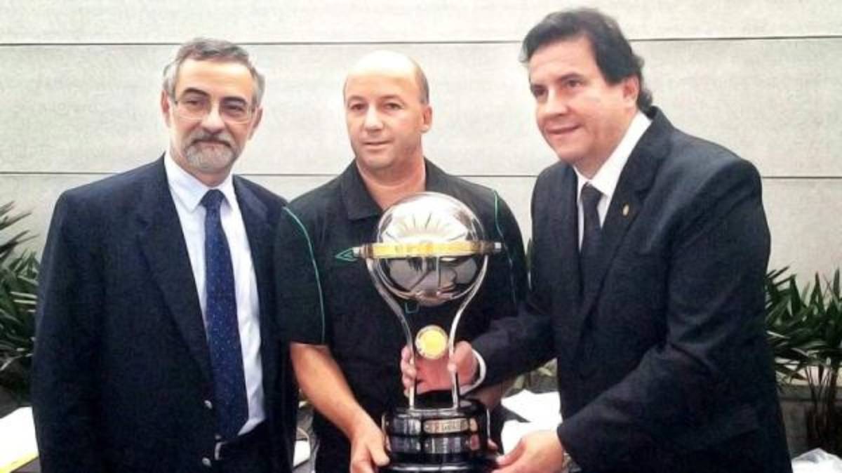 Independiente Santa Fe de Colombia entrega réplica del título al Chapecoense