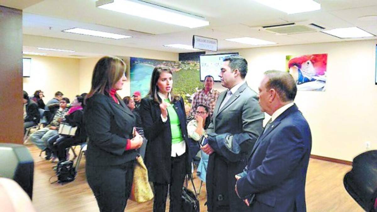 La ofensiva diplomática hondureña en Estados Unidos recibió el apoyo del Congreso Nacional (CN) que llegó ayer a Washington, en conjunto desarrollaron encuentros con asociaciones de hondureños migrantes para conocer a fondo el trabajo que han realizado, además de visitar a líderes religiosos previó a las reuniones de hoy con los congresistas.