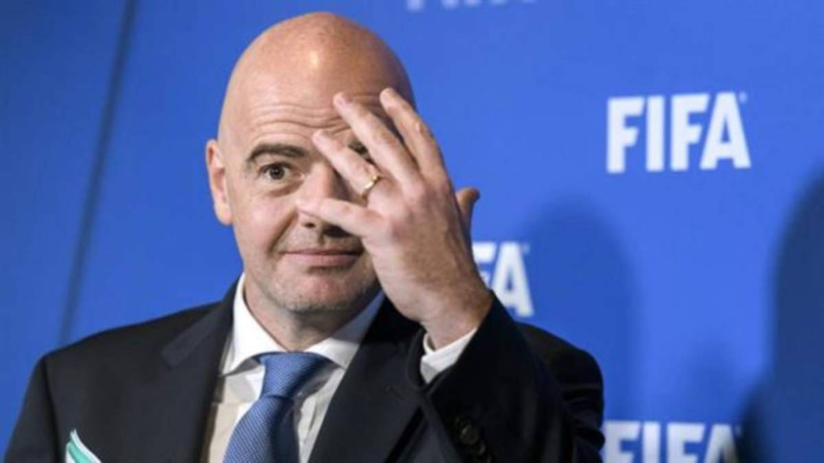 El presidente de la FIFA aseguró también que es partidario que la Copa del Mundo se organice entre varios países para reducir el aumento de costes que supondría esta ampliación. Foto AFP