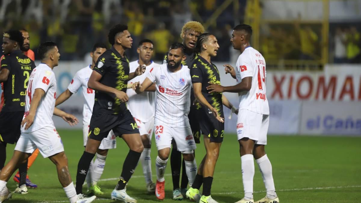 ¡Marcos Montiel inció todo! El agarrón entre jugadores de Real España y Olimpia en el clásico