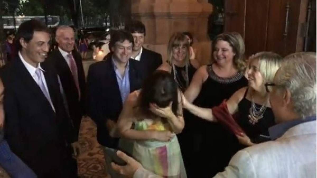 La invitan a una boda y cuando llega, se da cuenta que la novia es ella