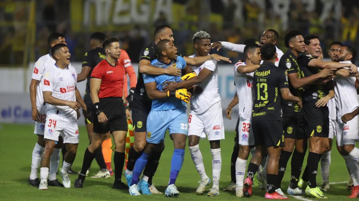 ¡Marcos Montiel inció todo! El agarrón entre jugadores de Real España y Olimpia en el clásico