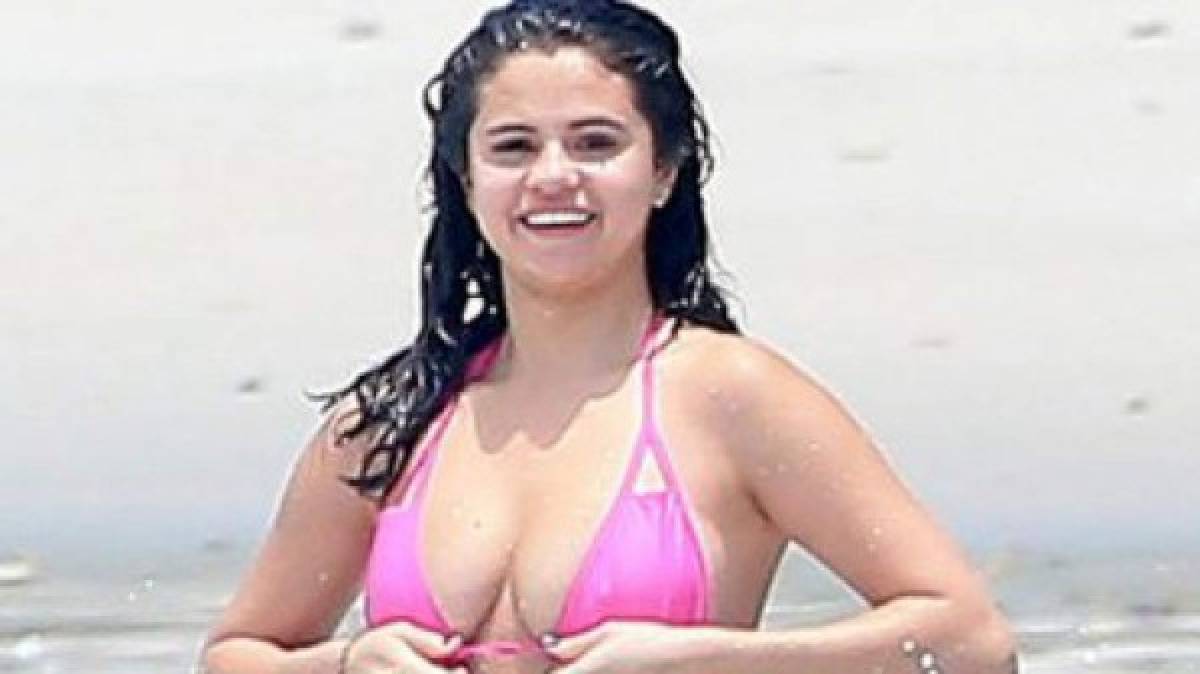 Selena Gomez luce traje de baño con varios kilos de más