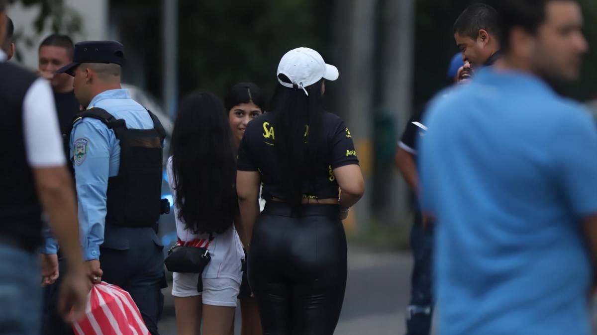 Jugadores de Olimpia en curioso momento, llegada del “Patón” y, ¿quién es la chica misteriosa? Jugadores de Olimpia en curioso momento, llegada del “Patón” y, ¿quién es la chica misteriosa?
