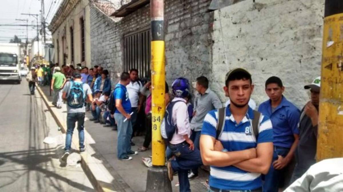 Abarrotadas oficinas del Registro Vehicular