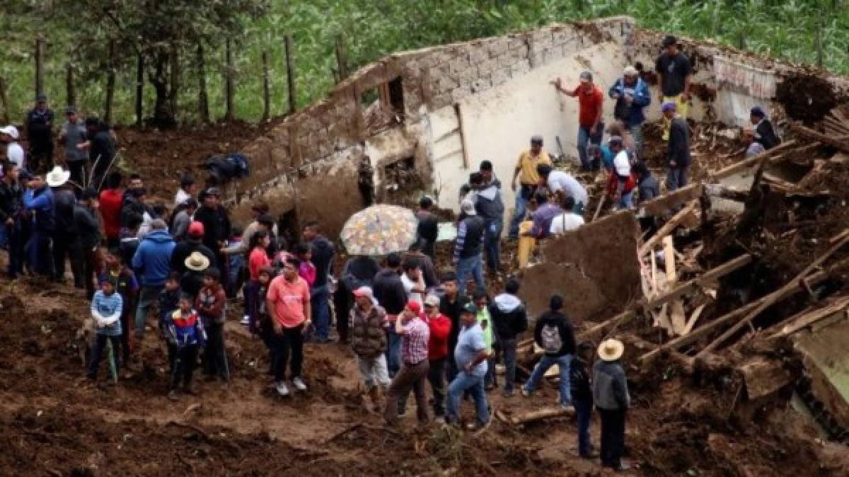 Niña muere soterrada tras deslave por lluvias en Guatemala