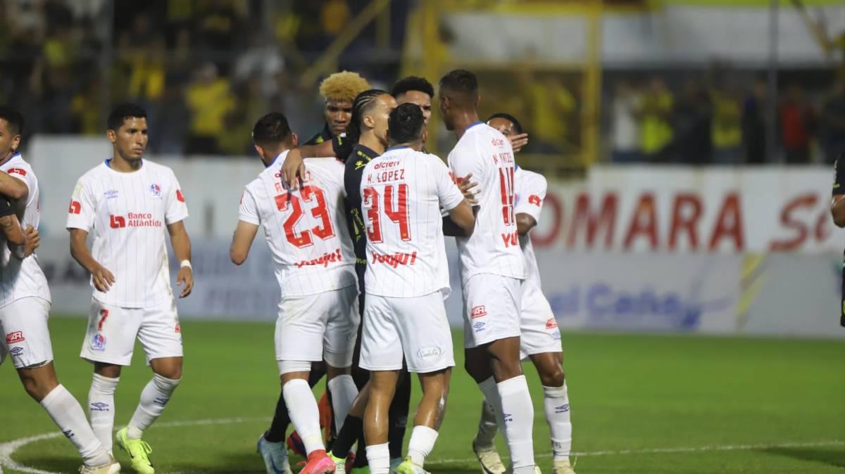 ¡Marcos Montiel inció todo! El agarrón entre jugadores de Real España y Olimpia en el clásico