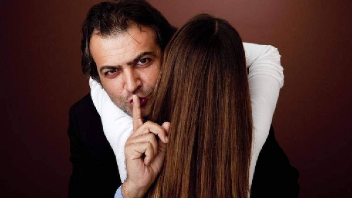 Las clásicas mentiras que los hombres casados le dicen 'a la otra'