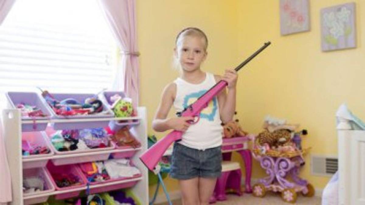 Las temibles 'niñas fusil' que se exhiben armadas a los 5 años