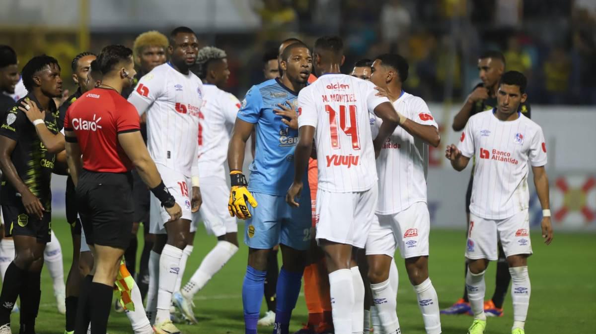 ¡Marcos Montiel inció todo! El agarrón entre jugadores de Real España y Olimpia en el clásico