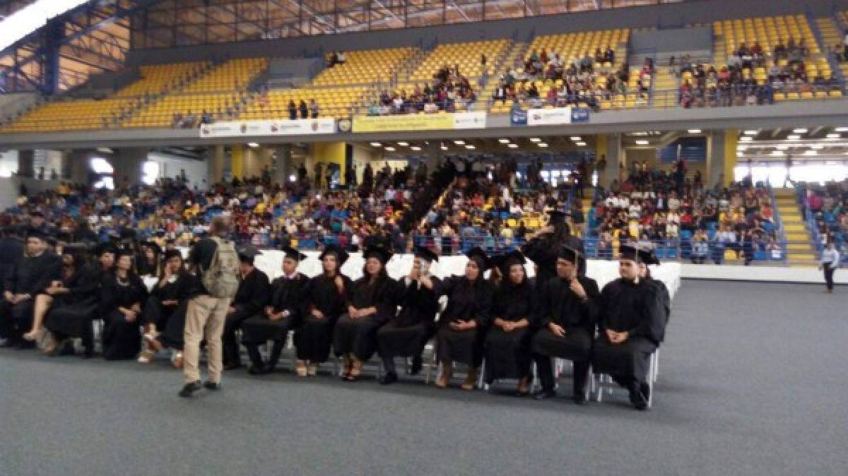 Unos 1,200 hondureños recibieron este viernes su título universitario de la UNAH, cortesía: Presencia Universitaria.