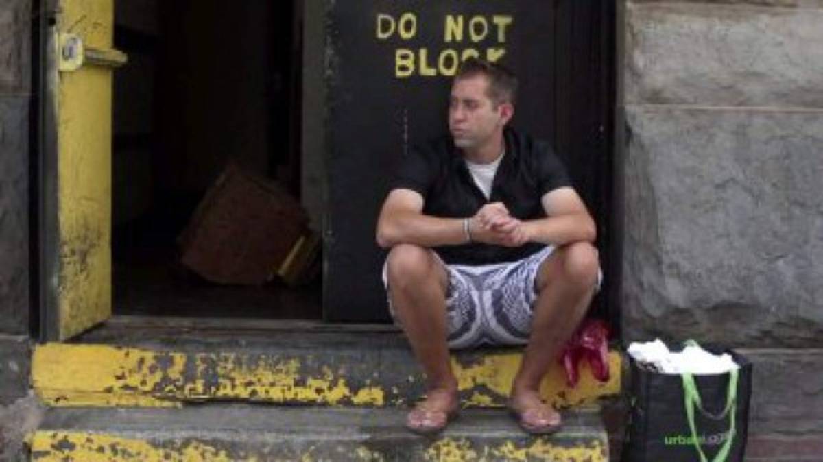 El indigente guapo que conquista mujeres para no dormir en la calle