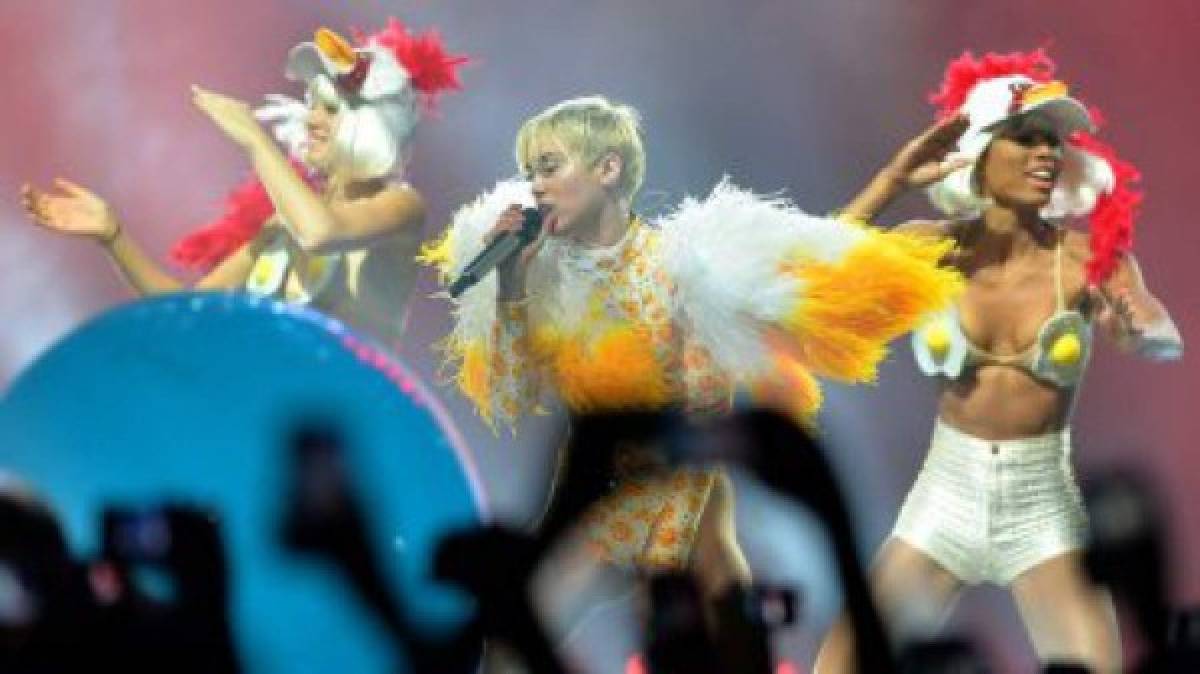 Miley Cyrus escupe y golpea bandera mexicana con su trasero