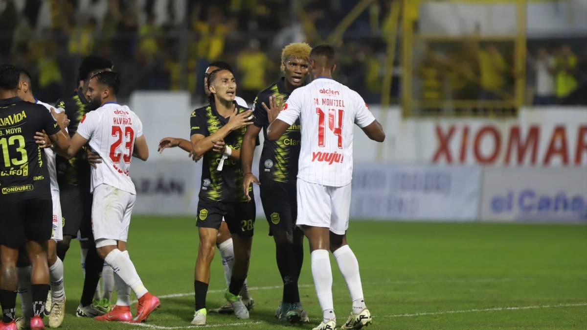 ¡Marcos Montiel inció todo! El agarrón entre jugadores de Real España y Olimpia en el clásico