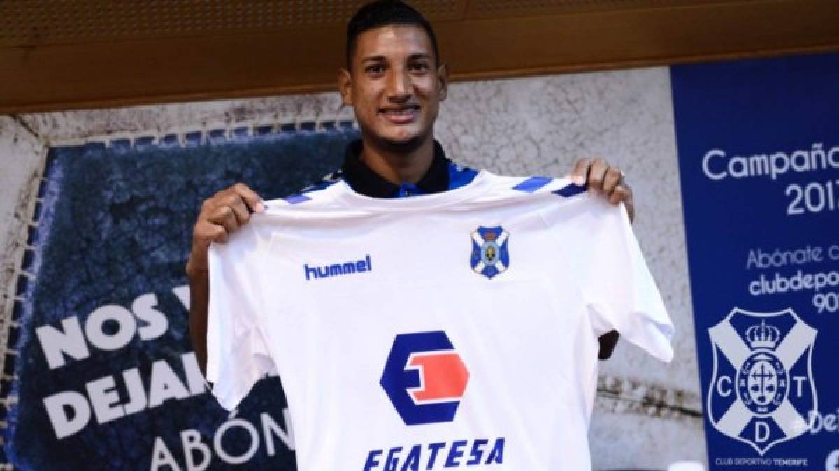 Bryan Acosta mostrando orgulloso la camisa de su nuevo equipo, el Tenerife. (Foto: Redes)