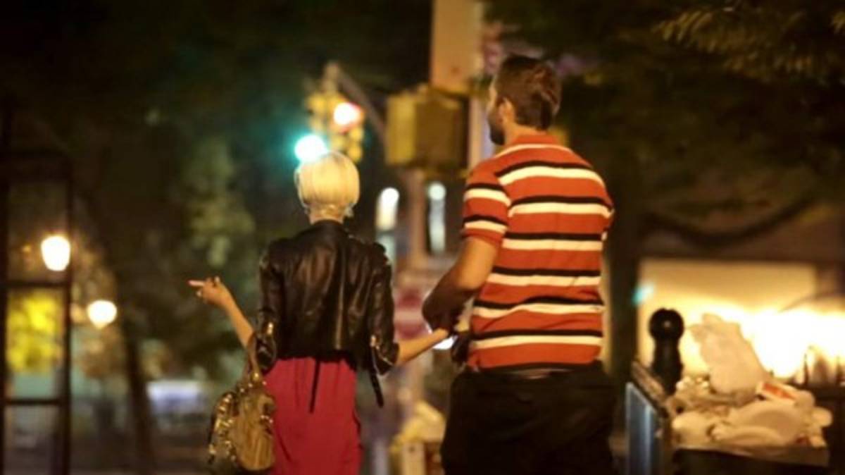 El indigente guapo que conquista mujeres para no dormir en la calle