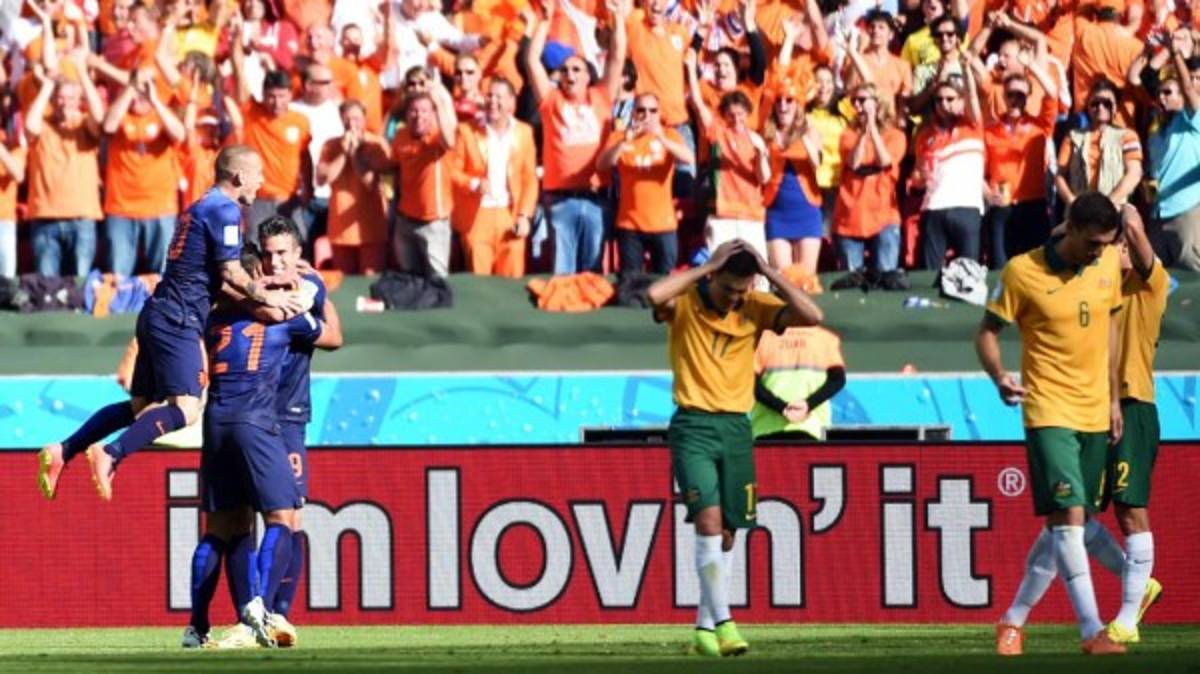 Holanda sufrió ante Australia, pero roza el pase