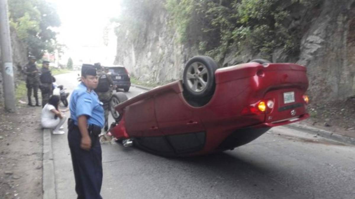 El carro quedó dado vuelta por completo. Se desconoce aún que pasó.