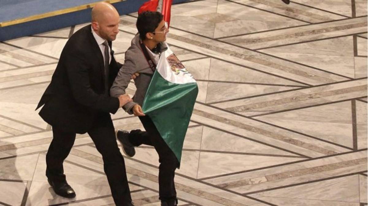 Joven con bandera mexicana interrumpió premiación de Malala